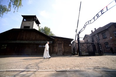 Pope Francis at auschwitz2